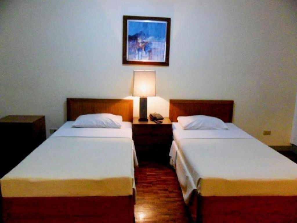 Amorsolo Mansion Hotel Манила Екстериор снимка